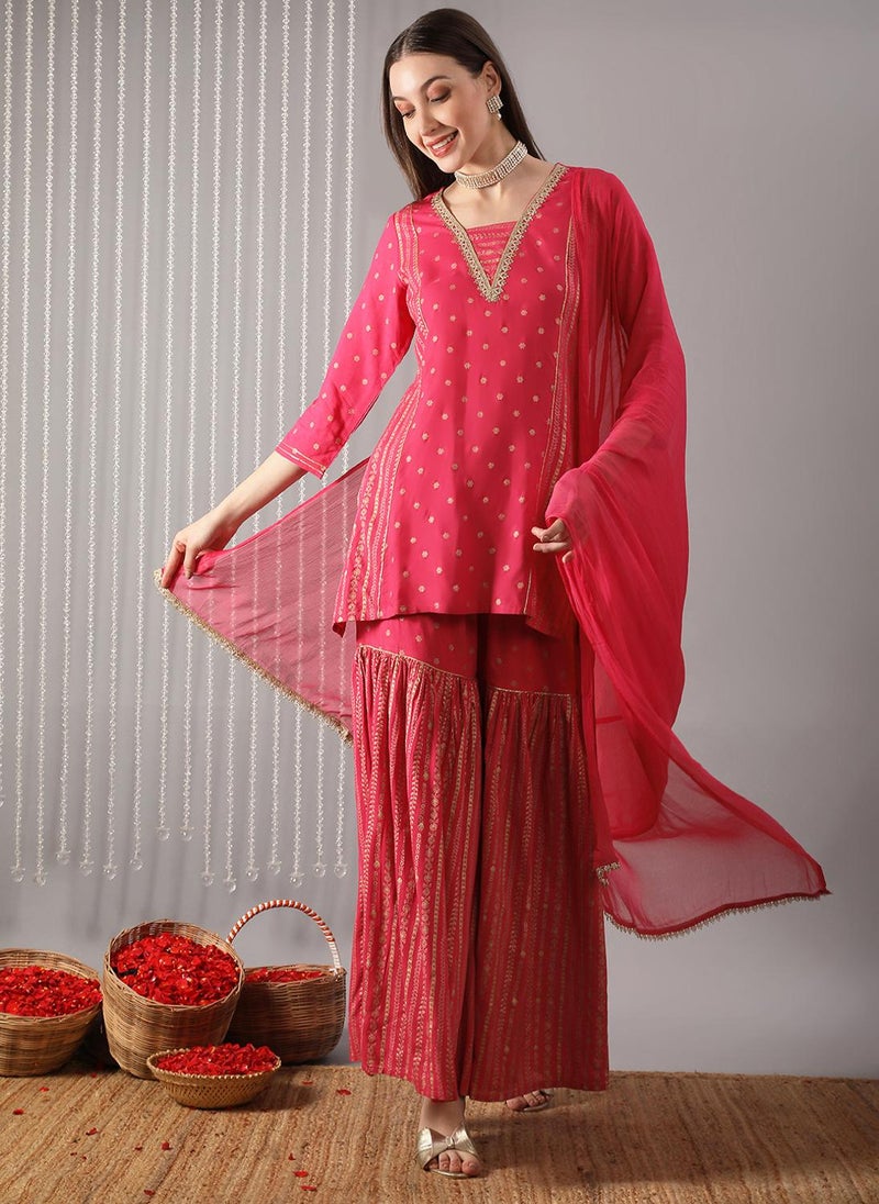 جلو باص طقم كورتا نسائي مطرز باللون الوردي بياقة على شكل حرف  وطبعة ذهبية مع شالار ودوباتا للمناسبات - Image 1